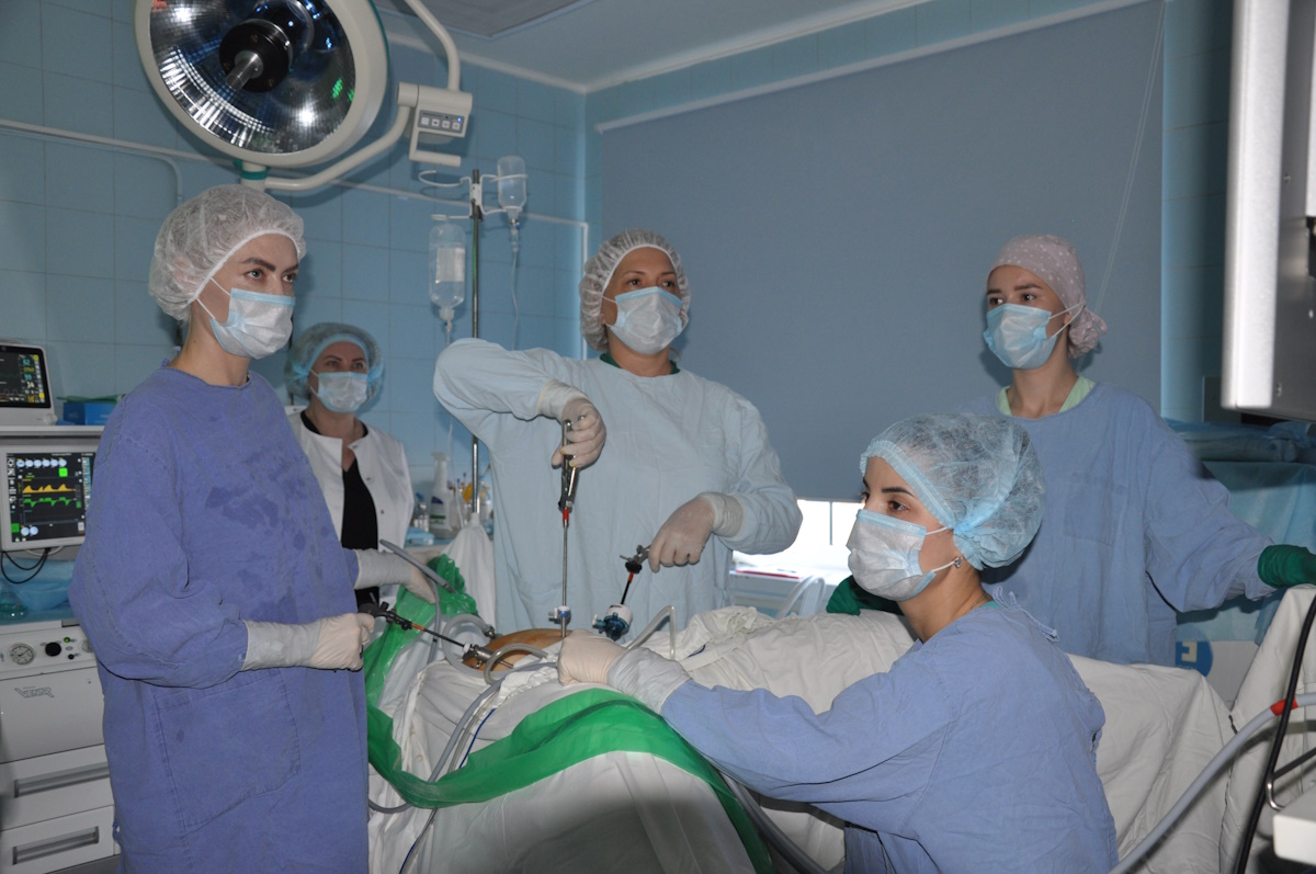 Медики Ростовской клинической больницы ЮОМЦ ФМБА России дарят надежду: операция позволит молодой женщине в будущем обрести радость материнства